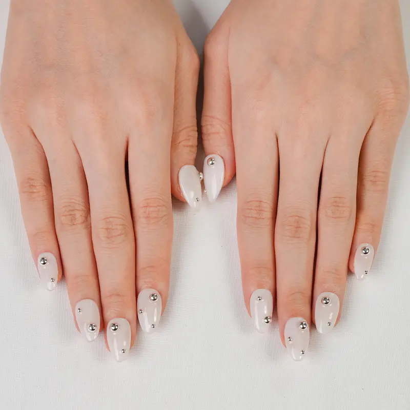 FASNAILS F04 Uñas Postizas Press On Artesanales Blanco Leche Almendradas Medio con Balines Metálicos Plata Diseños Cyberpunk Minimalistas Elegantes Uñas Falsas de Gel Kit con Tabs adhesivos para uñas