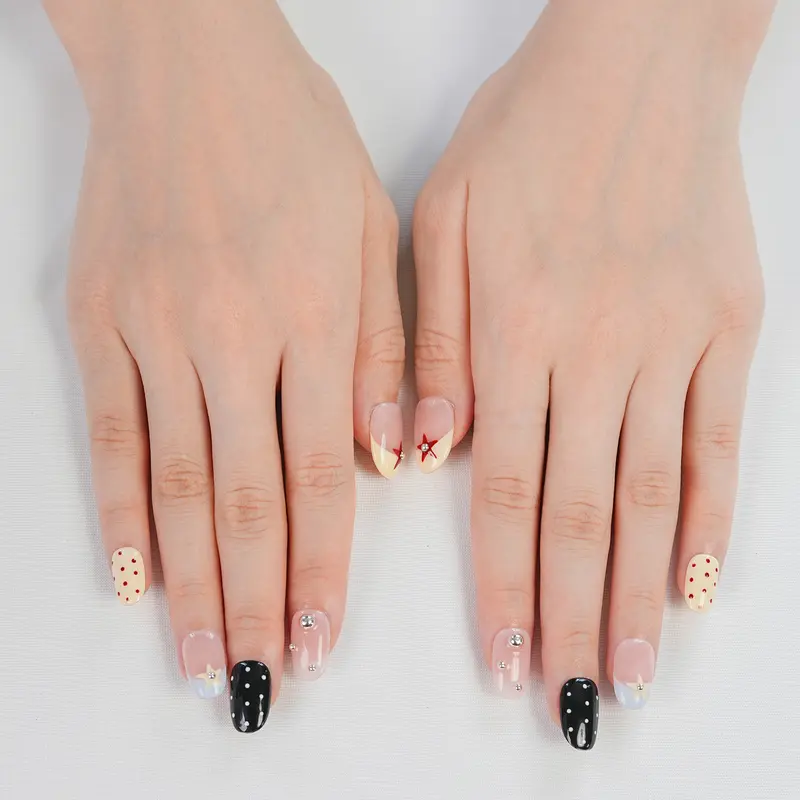 FASNAILS F13 Uñas Postizas Press On Artesanales Y2K Uñas Cuadradas Cortas con Diseños de Lunares Retro Estrellas y Balines Metálicos Combinación Colorida Elegantes Gel Kit Tabs adhesivos para uñas