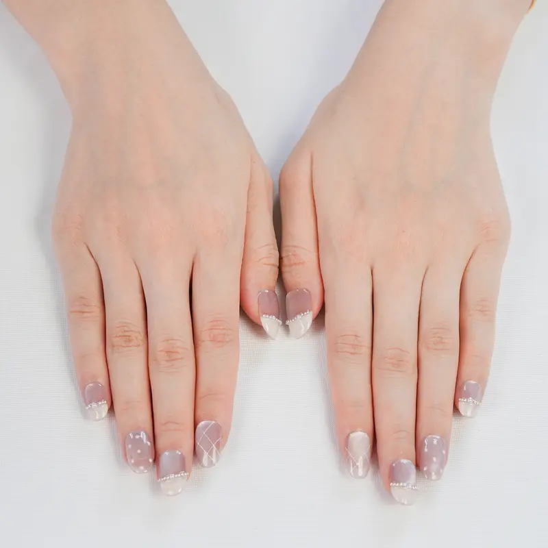 FASNAILS F14 Uñas Postizas Press On Artesanales Manicura Francesa Blanca Uñas Coffin Medio Gris Nude con Mini Perlas Elegantes Diseños de Cuadros Estilo Old Money Gel Kit Tabs adhesivos para uñas