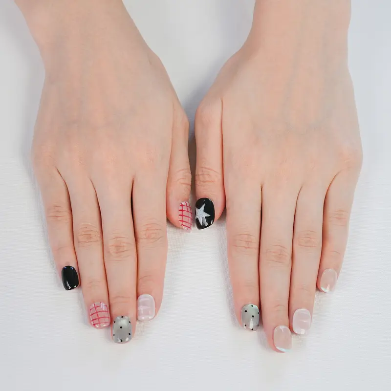 FASNAILS F19 Uñas Postizas Press On Artesanales Y2K Uñas Cuadradas Cortas Diseños Asimétricos de Estrellas Negro y Cuadros Rojo Ojo de Gato con Lunares Elegantes Gel Kit Tabs adhesivos para uñas