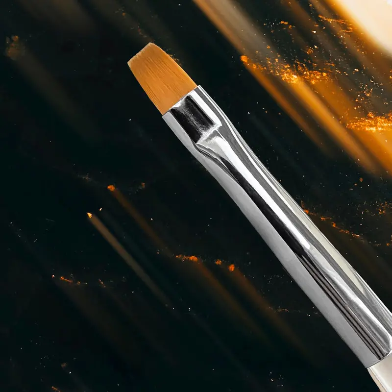 NAILSOFTHENIGHT Nail Art Brush, un pincel cuadrado con un cómodo mango transparente con efecto iridiscente