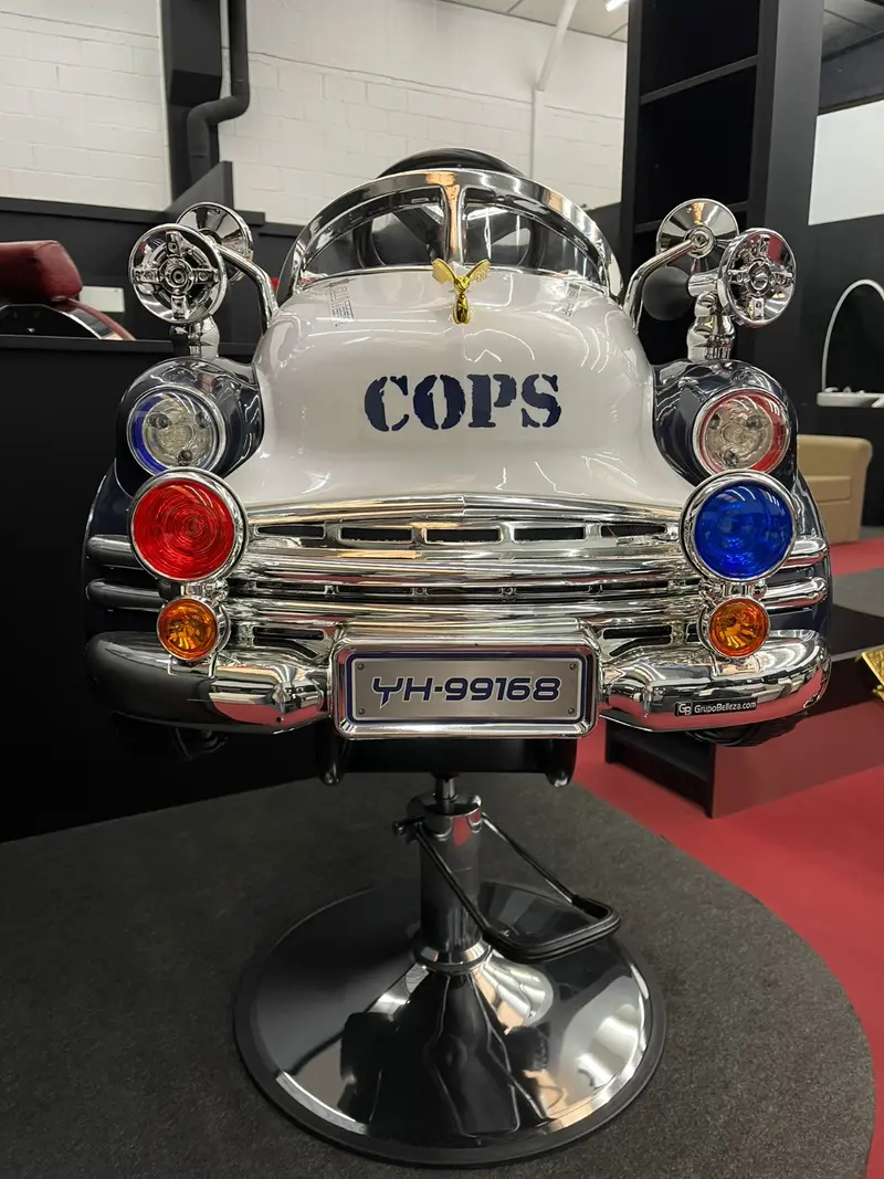 Silla de Barbería con Diseño de Coche de Policía Vintage – Clásica y Divertida